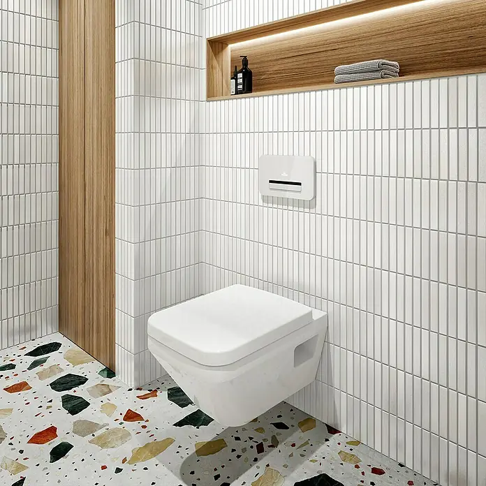 Villeroy & Boch Architectura WC-Sitz - Duroplast, Weiß, Mit Absenkautomatik - Moderne Toilette mit Spülkasten und farbenfrohem Terrazzoboden, ergänzt durch eine stilvolle Holznische.