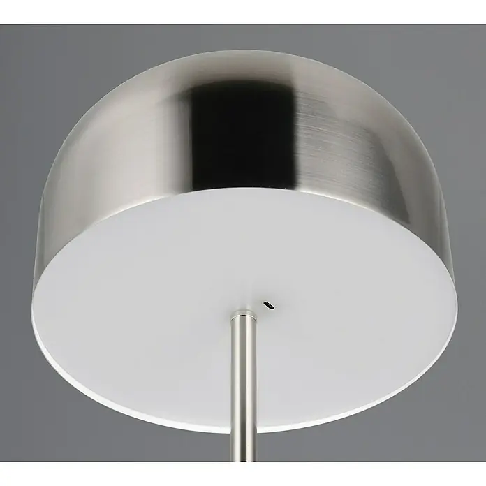 Reality Leuchten LED-Stehleuchte Jeff - 2 W, Höhe: 147 cm, Nickel, Warmweiß - Nahaufnahme einer modernen Lampe mit einem silbernen, halbkugelförmigen Schirm und einem weißen Diffusor, der ein weiches Licht verbreitet.