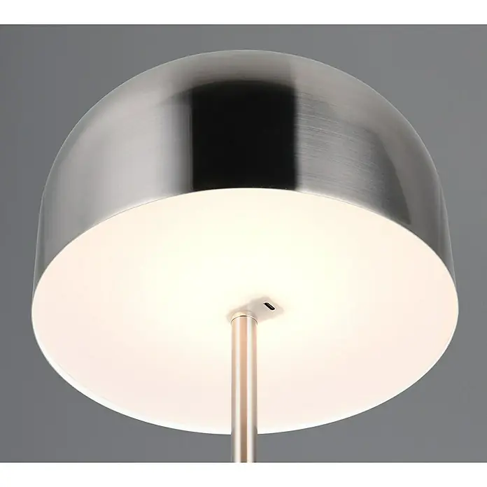 Reality Leuchten LED-Stehleuchte Jeff - 2 W, Höhe: 147 cm, Nickel, Warmweiß - Nahaufnahme einer modernen Tischlampe mit einem silbernen, kuppelförmigen Lampenschirm und einem warmen, diffusen Licht.