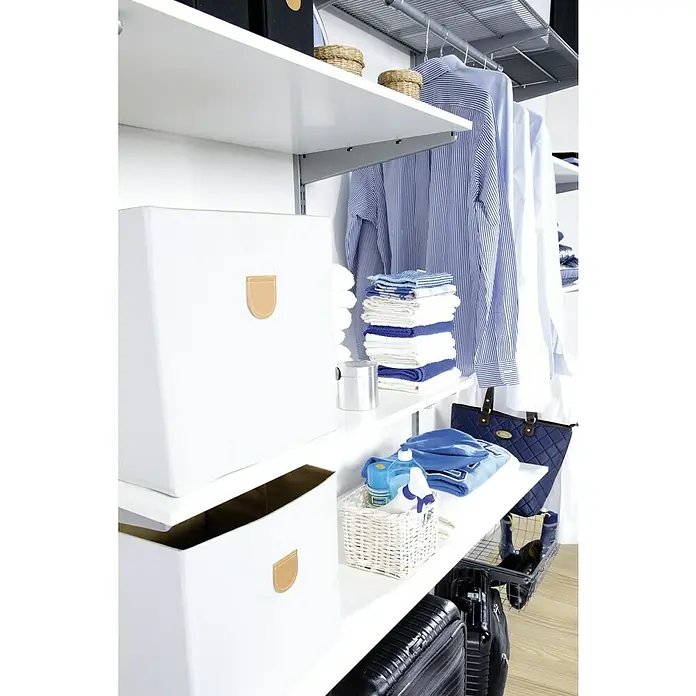 Phönix Wandregal-Set Staxx Diele - L x B x H: 47 x 66 x 223 cm, Traglast Einlegeboden: 20 kg, Weiß/Grau - Nahaufnahme eines Schranks mit ordentlich gefalteter Wäsche, Aufbewahrungsboxen und einem Koffer. Praktische und stilvolle Aufbewahrungslösungen.
