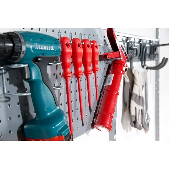 Phönix Regal-Set Staxx Garage - L x B x H: 62 x 65 x 223,6 cm, Eiche/Silber - Werkzeugwand mit Akku-Bohrschrauber, Schraubendrehern, Kartuschenpistole und Arbeitshandschuhen zur Aufbewahrung von Werkzeugen.