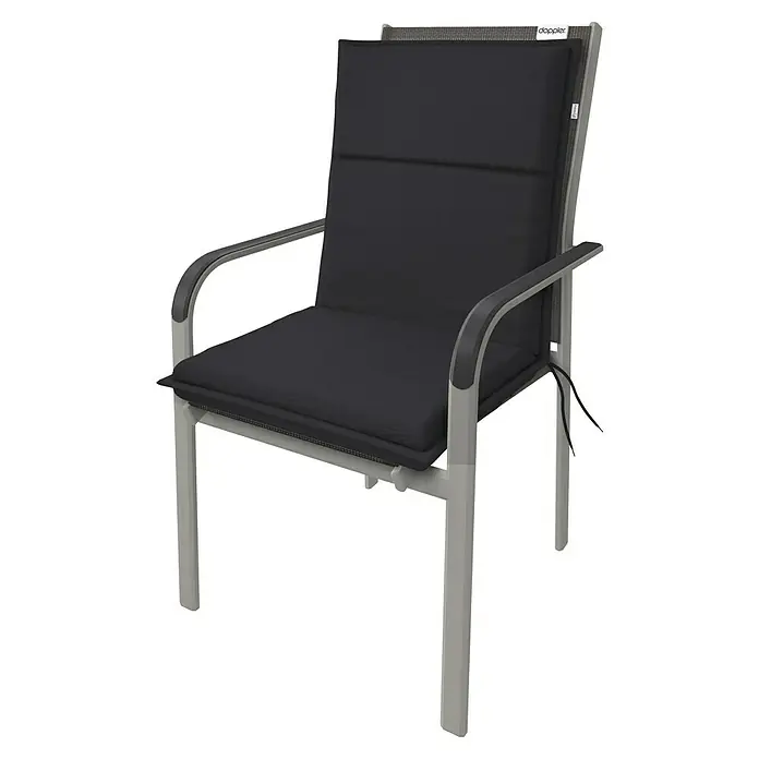 Doppler Sitzauflage Life - Niederlehner, L x B x H: 100 x 48 x 4 cm, Polyester, Schwarz - Ein grauer Gartenstuhl mit einer komfortablen schwarzen Auflage für entspanntes Sitzen im Freien.