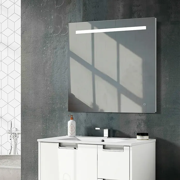 Camargue Espejo con luz Eco XN OneLED - 60 x 80 cm, Bombillas y tubos - Un espejo de baño moderno con iluminación LED integrada cuelga sobre un tocador blanco con grifo y productos de cuidado.