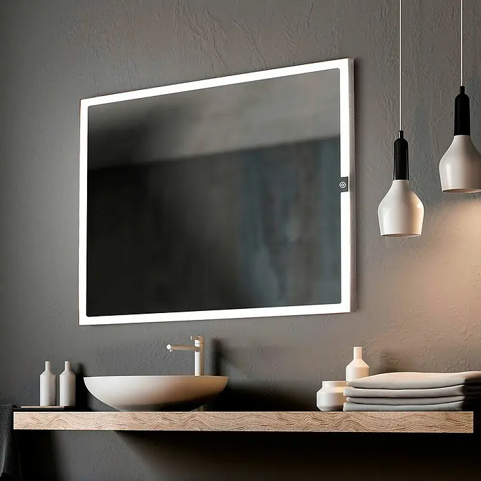 Camargue Espejo con luz Eyra - An x Al: 120 x 80 cm, Acero inoxidable - Espejo de baño iluminado sobre un elegante lavabo con grifo, toallas y elementos decorativos en una estantería de madera.