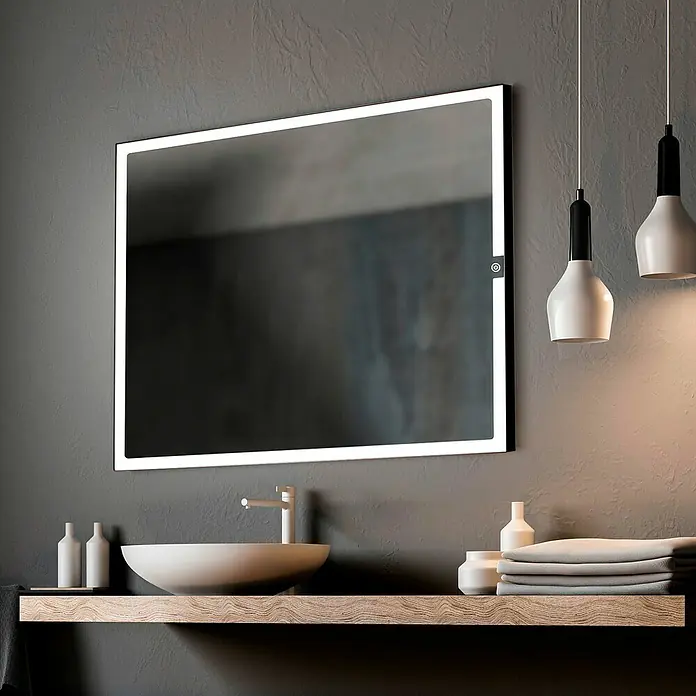 Camargue Espejo con luz Eyra - An x Al: 60 x 80 cm, Negro - La imagen muestra un espejo de baño moderno con iluminación LED, montado sobre un lavabo con grifo, contra una pared gris.