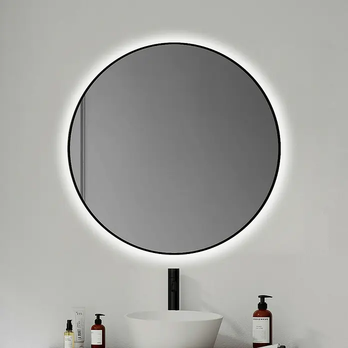 Camargue Espejo con luz Leah - Diámetro: 60 cm, Negro - Espejo redondo con retroiluminación LED sobre un lavabo con productos de cuidado, diseño moderno de baño.