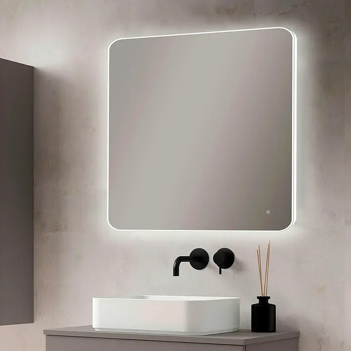 Camargue Espejo con luz Celia - 120 x 80 cm, Sensor - Interior de baño moderno con un espejo rectangular iluminado con LED sobre un elegante lavabo sobre encimera y herrajes oscuros.