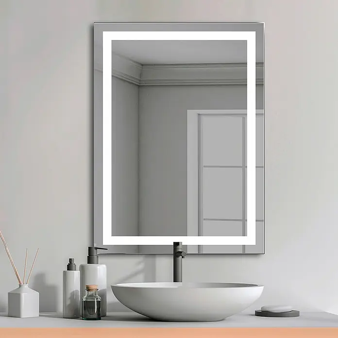 Camargue Espejo con luz Aitana - 60 x 80 cm - Elegante espejo de baño con iluminación LED sobre un lavabo moderno con grifería y elementos decorativos.