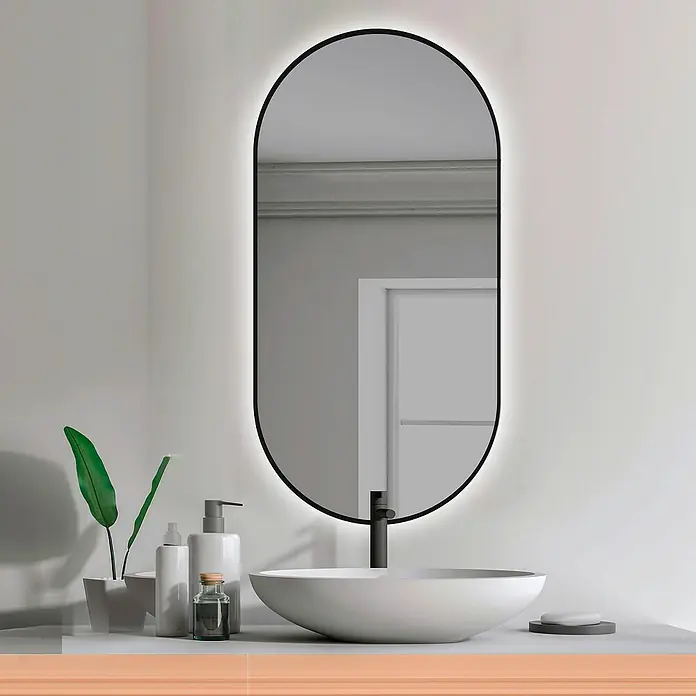 Camargue Espejo con luz Leah - 45 x 90 cm, Negro - Elegante configuración de baño con un espejo ovalado con retroiluminación LED, un elegante lavabo tipo bol y accesorios minimalistas.