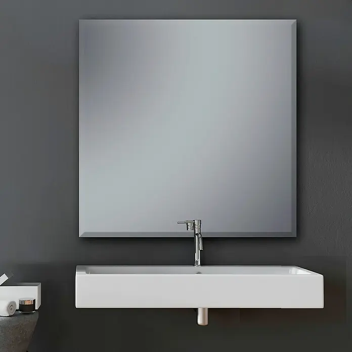 Camargue Espejo con serigrafía Menorca - 100 x 80 cm, Plateado - Un baño moderno con un gran espejo rectangular sobre un lavabo blanco y elegante con grifo delante de una pared gris.