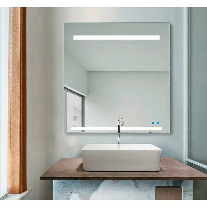 Camargue Espejo con luz Claire - An x Al: 140 x 80 cm - Un baño moderno con un espejo LED cuadrado sobre un lavabo de cerámica, que mejora el espacio con su diseño limpio e iluminación brillante.