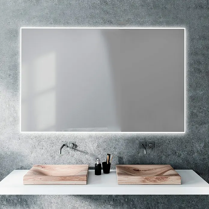 Camargue Espejo con luz Shira - An x Al: 80 x 80 cm - Un baño moderno con un espejo iluminado sobre un lavabo doble con lavabos de madera y grifos minimalistas.