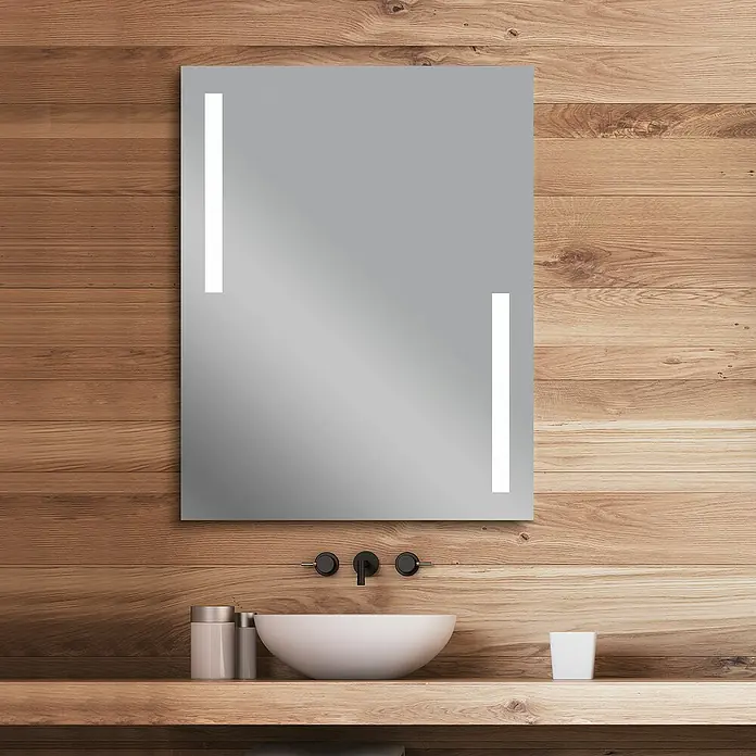 Camargue Espejo con luz Jade - 80 cm x 80 mm, Plata - Elegante baño con espejo rectangular con iluminación integrada sobre un moderno lavabo sobre encimera en una encimera de madera.