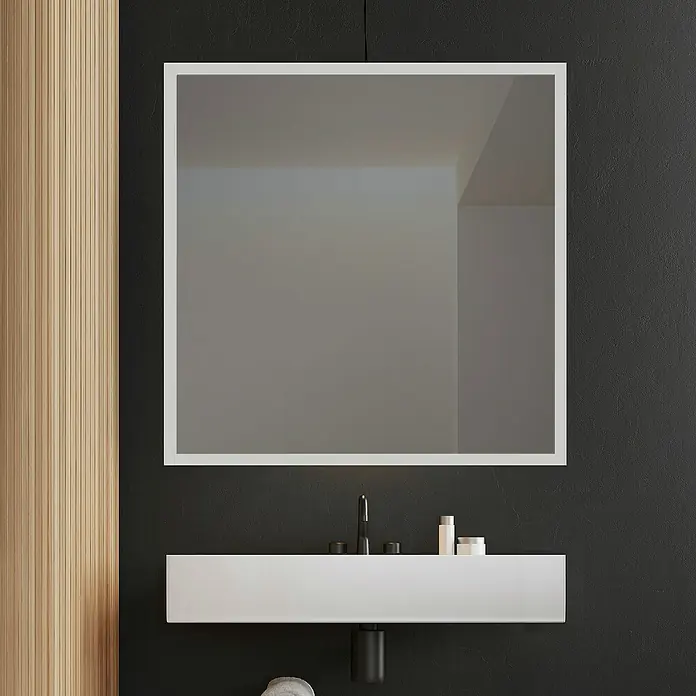 Camargue Espejo con serigrafía Belice - 100 x 80 cm - Un elegante conjunto de baño que muestra un espejo cuadrado sobre un tocador blanco. El diseño minimalista destaca las líneas limpias y la elegancia moderna.