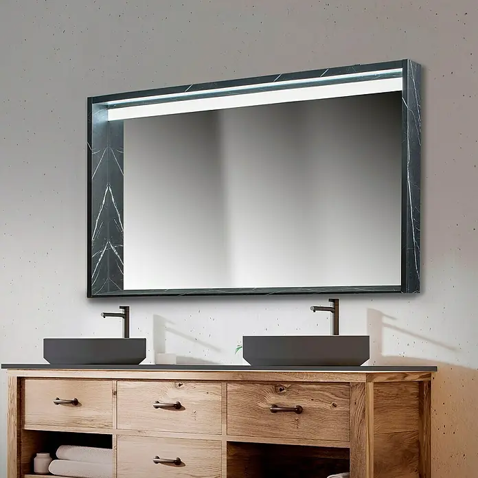 Camargue Espejo con luz Low - 80 x 60 cm, Marquina - Un espejo rectangular con marco de mármol e iluminación integrada cuelga sobre un tocador de madera con lavabos de vasija negros.
