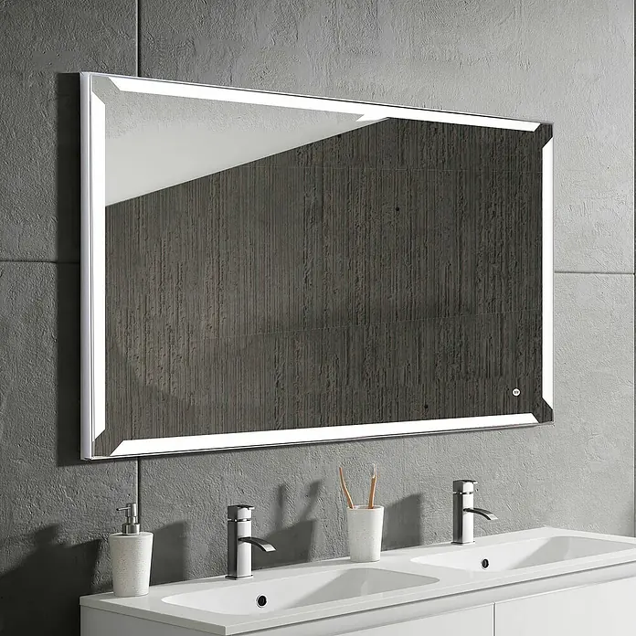 Camargue Espejo con luz Anouk - An x Al: 140 x 80 cm - Un espejo de baño rectangular con iluminación LED y un borde elegante y moderno cuelga sobre un tocador doble.