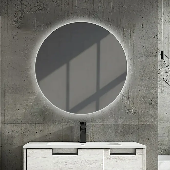 Camargue Espejo con luz Saser - Diámetro: 60 cm - Espejo redondo con iluminación LED sobre un moderno tocador con grifo negro, perfecto para diseños de baño elegantes.
