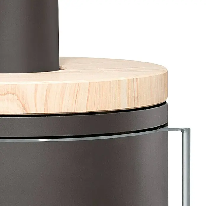 Justus Kaminofen Faro 2.0 - 6 kW, Raumheizvermögen: 115 m³, Verkleidung: Stahl/Sandstein, Schwarz - Nahaufnahme eines stilvollen Kamins mit einer hellen Holzplatte und einem eleganten, grauen Korpus, der Wärme und Design vereint.