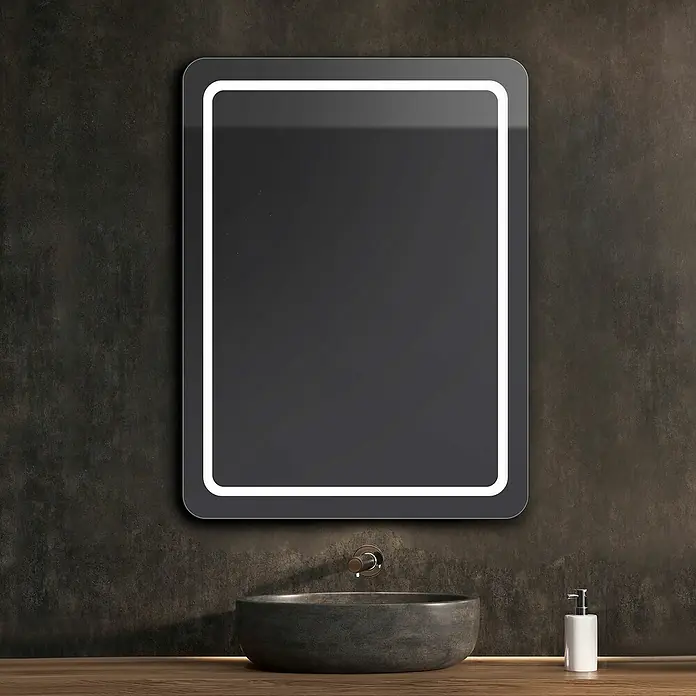 Camargue Espejo con luz Kea Eco - 60 x 80 cm, Plata - Elegante baño con espejo iluminado sobre un moderno lavabo sobre encimera. El espejo refleja el diseño elegante de la habitación.