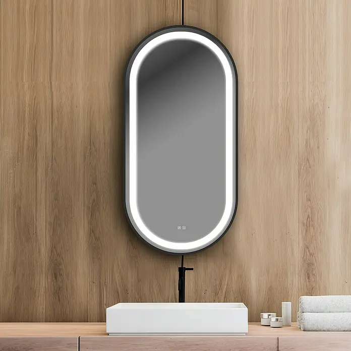 Espejo con luz Klara - An x Al: 50 x 80 cm, Negro, Sensor - Elegante aspecto de baño con un espejo alargado iluminado con LED sobre un lavabo moderno, creando un ambiente luminoso.