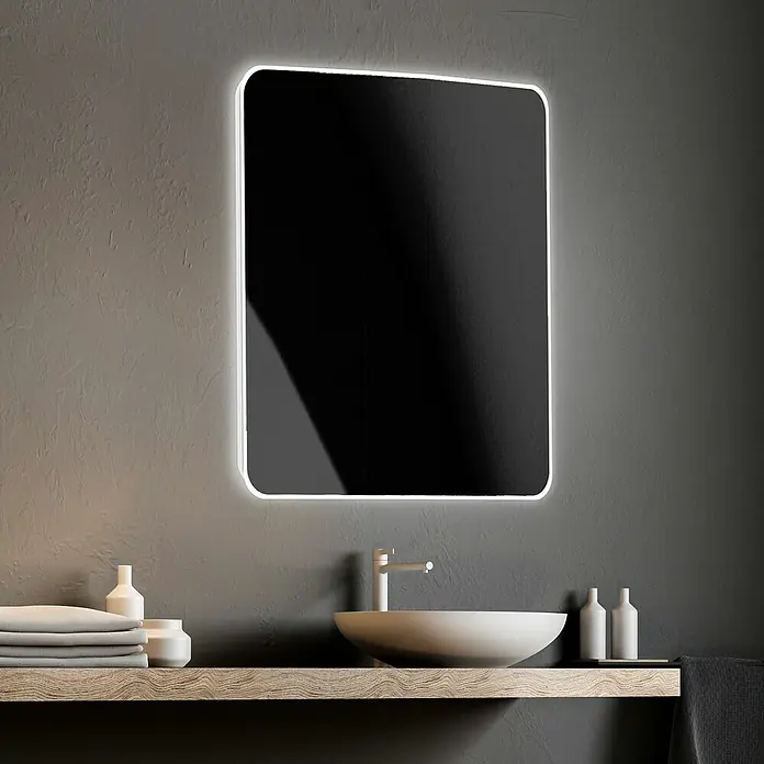 Camargue Espejo con luz Celia - 60 x 80 cm - Un baño moderno con un espejo iluminado sobre un lavabo, creando un ambiente elegante y con estilo.