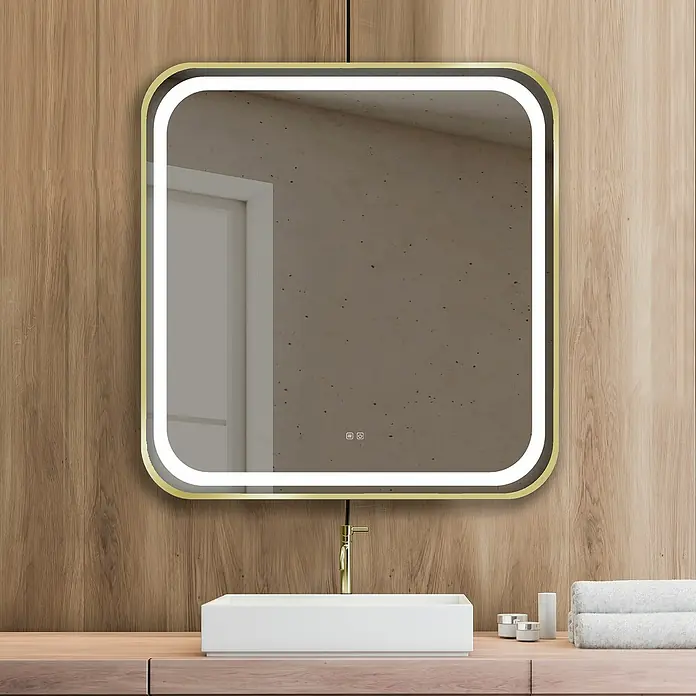 Espejo con luz Klara - An x Al: 100 x 80 cm, Oro, Sensor - Primer plano de un espejo de baño iluminado con un marco dorado sobre un lavabo moderno en un baño elegante.