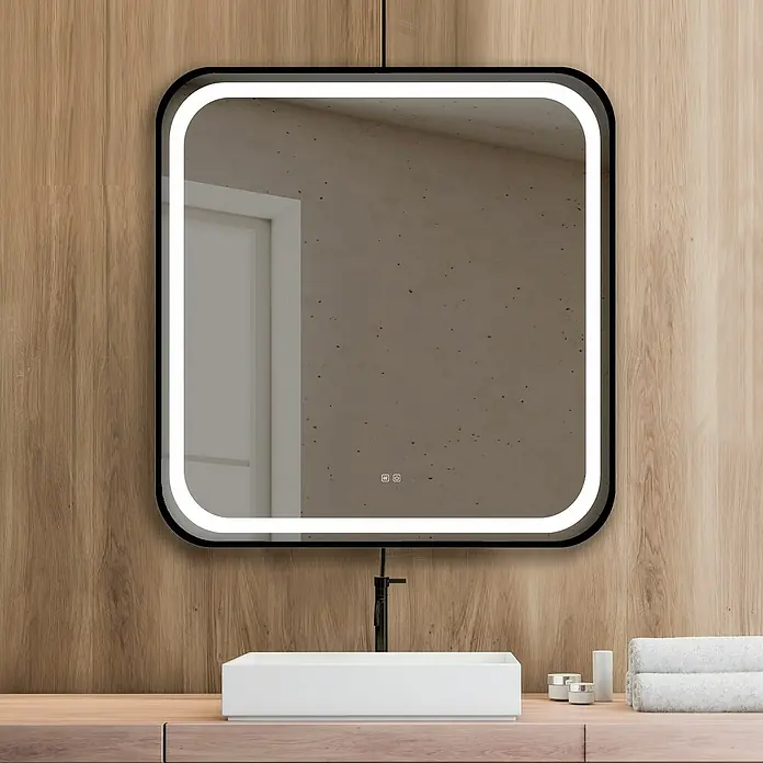 Espejo con luz Klara - An x Al: 80 x 80 cm, Negro, Sensor - Un espejo cuadrado iluminado con LED con un marco negro cuelga sobre un lavabo de baño.