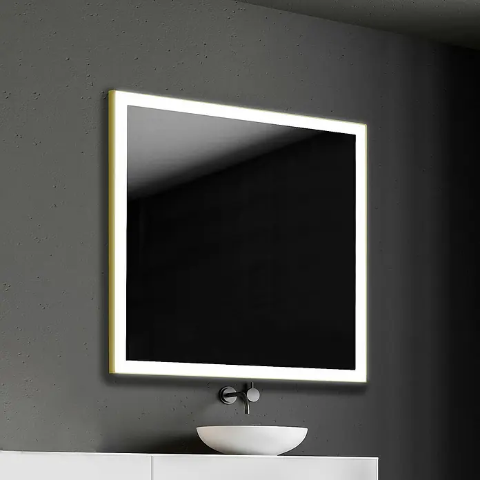 Camargue Espejo con luz - 80 x 80 cm, Oro - Un espejo cuadrado con luz LED cuelga sobre un moderno lavabo en un elegante baño.
