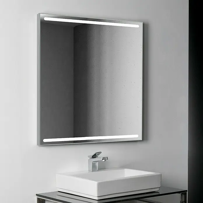 Camargue Espejo con luz Nanga - An x Al: 60 x 80 cm - Baño moderno con un espejo iluminado sobre un lavabo cuadrado, creando un espacio elegante y funcional.