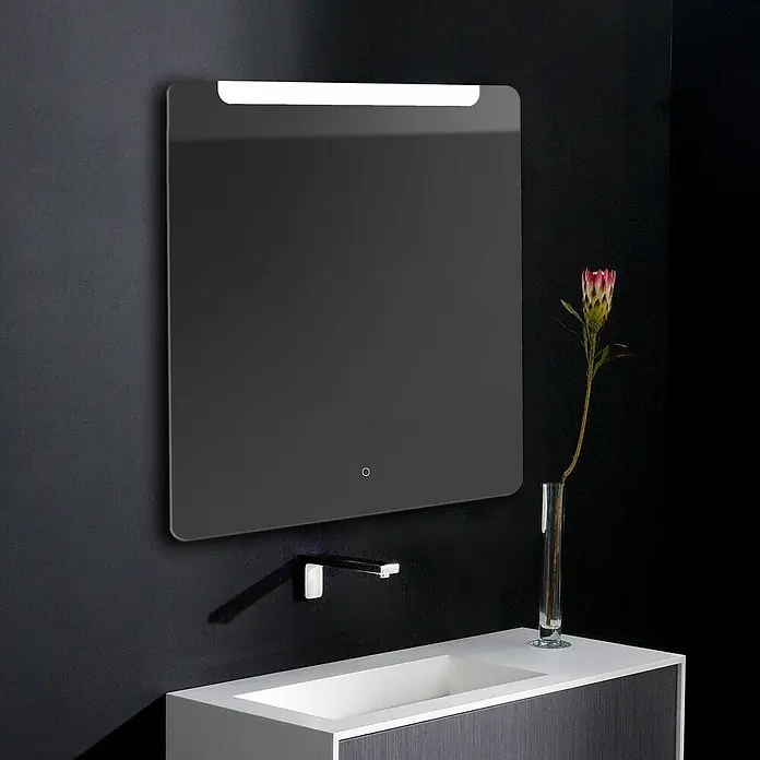 Camargue Espejo con luz Nuria - 100 x 80 cm, Plata - Elegante interior de baño con un moderno espejo rectangular con iluminación integrada sobre un elegante lavabo.