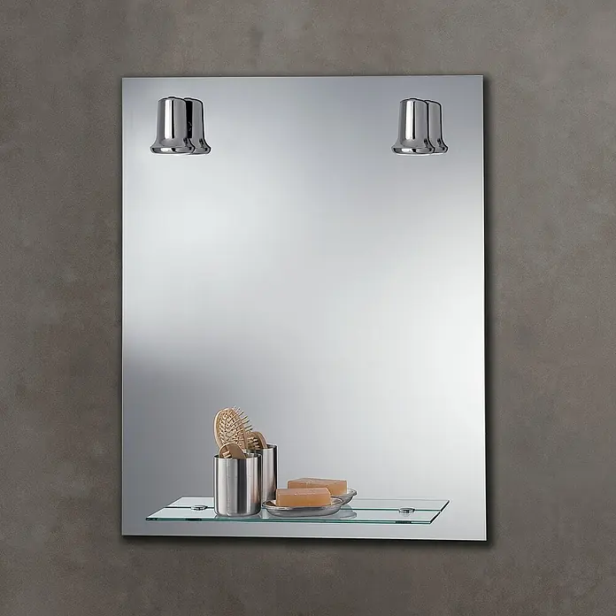 Camargue Espejo con luz Palma - 60 x 75 cm, Bandeja - Este espejo rectangular cuenta con una estantería de vidrio, dos jabones y dos cepillos para el cabello en recipientes plateados.