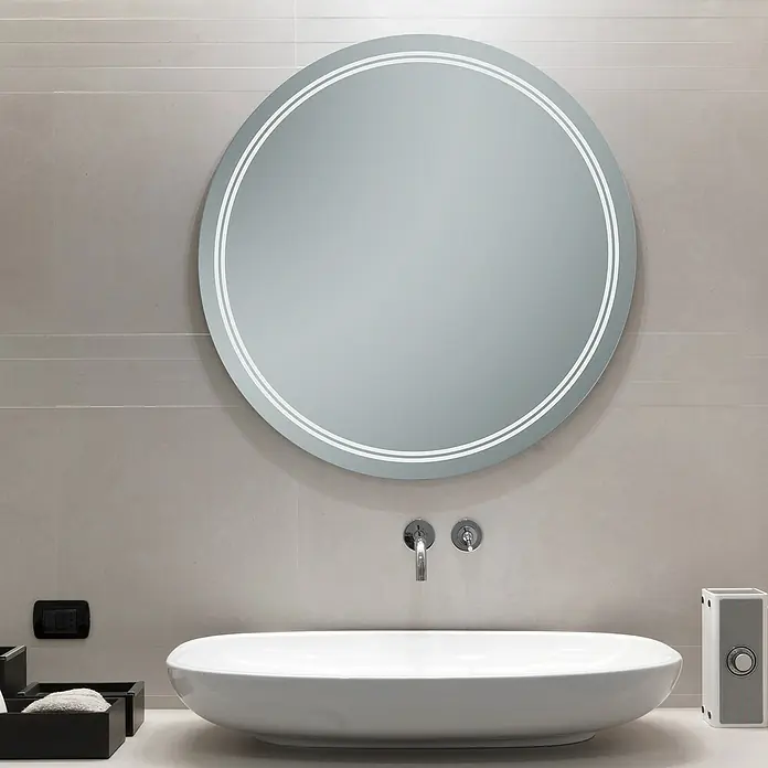 Camargue Espejo con luz Duarte - Diámetro: 80 cm - Un baño elegante con un espejo redondo con borde de luz sobre un lavabo moderno.