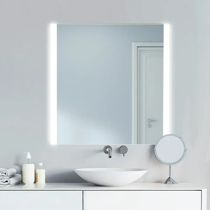 Camargue Espejo con luz Ilse - An x Al: 60 x 80 cm - Un espejo de baño moderno con iluminación integrada que resalta el lavabo y los accesorios. Su diseño elegante añade un ambiente de lujo.