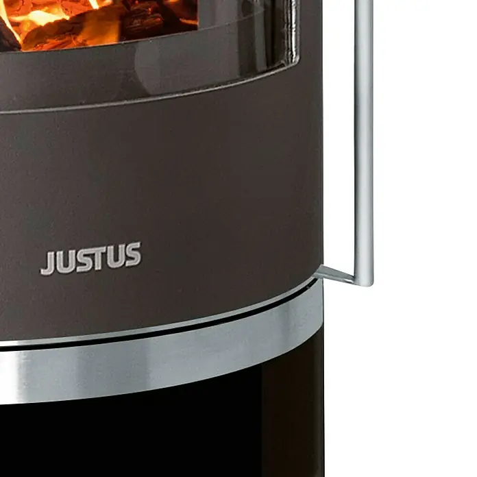 Justus Kaminofen Faro 2.0 - 6 kW, Raumheizvermögen: 115 m³, Verkleidung: Stahl/Sandstein, Schwarz - Detailansicht eines Justus Kaminofens mit Feuerraum, brauner Verkleidung, silberfarbenen Akzenten und einem Griff.