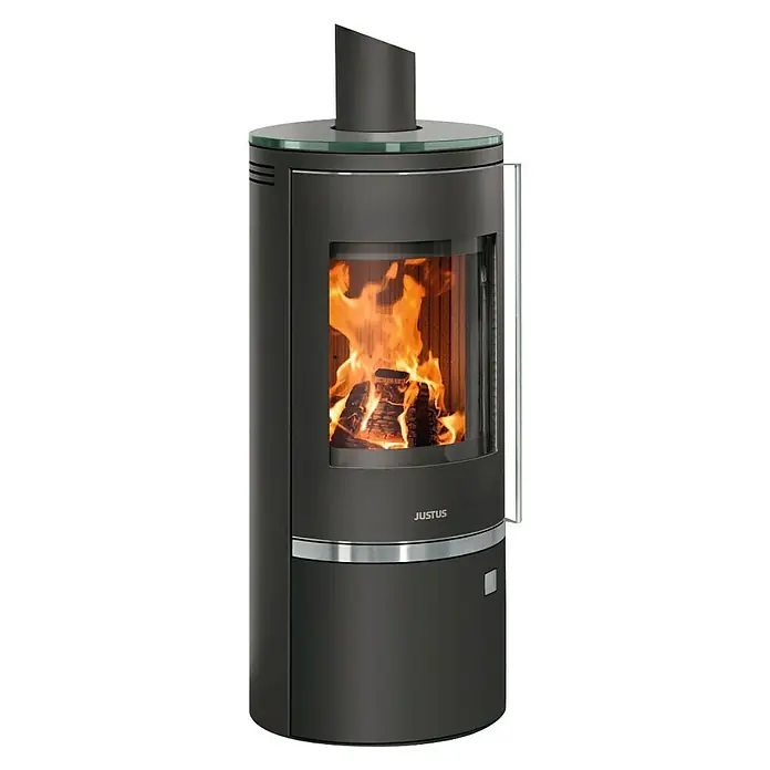 Justus Kaminofen Faro Top 2.0 - 6 kW, Raumheizvermögen: 115 m³, Abdeckung: Stahl, Schwarz - Ein Justus Kaminofen mit elegantem Design und Flammen im Feuerraum, perfekt für gemütliche Stunden und effiziente Wärmeleistung im Haus.