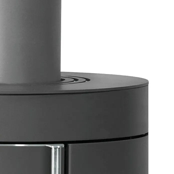 Justus Kaminofen Mino 2.0 - 5,5 kW, Raumheizvermögen: 88 m³, Farbe Verkleidung: Schwarz, Schwarz - Nahaufnahme eines modernen, grauen Kaminofens mit einem markanten Rauchrohr und einem stilvollen Design.