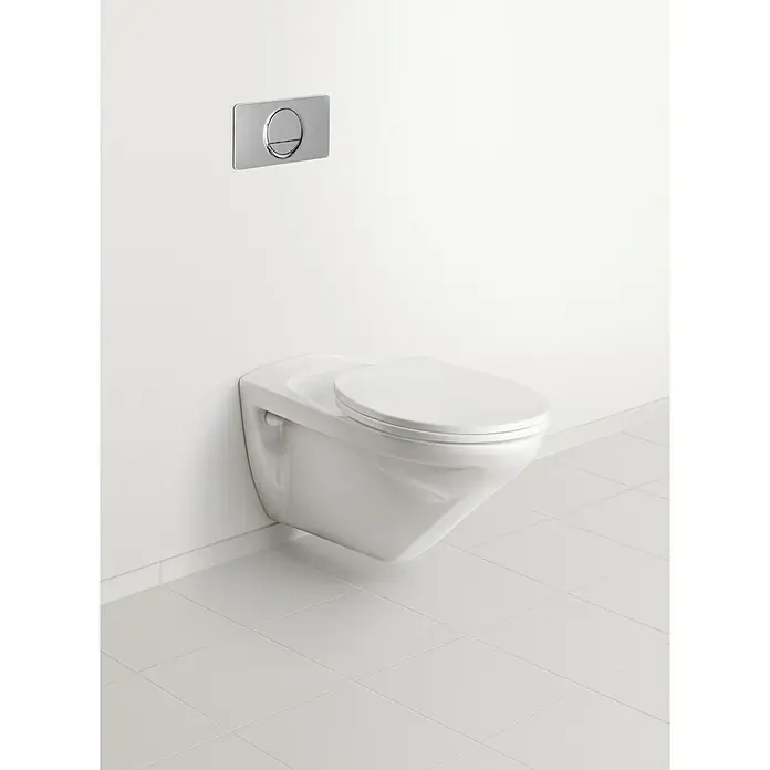 Villeroy & Boch Omnia Classic WC-Sitz 882361 - Duroplast, Weiß, Ohne Absenkautomatik - Eine wandmontierte Toilette mit einer glänzenden Chrom-Spültaste darüber, die ein elegantes und modernes Badezimmerdesign zeigt.
