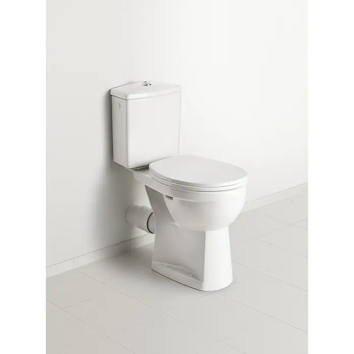 Villeroy & Boch Omnia Classic WC-Sitz 882361 - Duroplast, Weiß, Ohne Absenkautomatik - Nahaufnahme einer eleganten, weißen Toilette mit Spülkasten, die in einem modernen Badezimmer steht. Das WC besticht durch schlichte Eleganz.