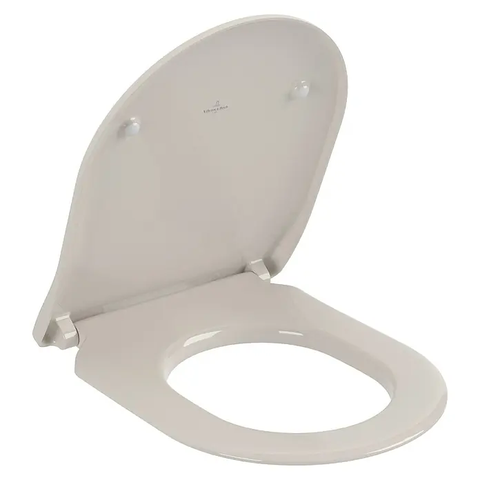 Villeroy & Boch Subway 2.0 WC-Sitz SlimSeat - Duroplast, Pergamon, Mit Absenkautomatik - Ein heller Villeroy & Boch Toilettensitz mit offenem Deckel, der eine elegante und komfortable Badezimmerlösung bietet.
