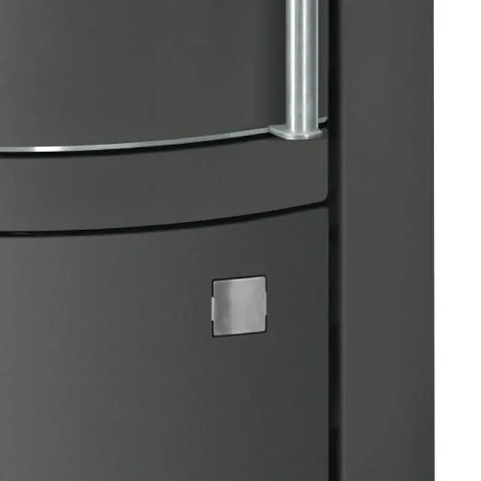 Justus Kaminofen Mino Top 2.0 - 5,5 kW, Raumheizvermögen: 88 m³, Material Verkleidung: Stahl, Schwarz - Detailaufnahme eines modernen Kamins mit silbernem Griff und quadratischem Verschluss, Fokus auf Design und Verarbeitung.