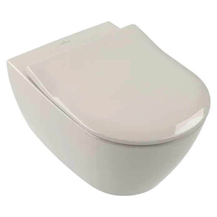 Villeroy & Boch Subway 2.0 WC-Sitz SlimSeat - Duroplast, Pergamon, Mit Absenkautomatik - Beige Wandtoilette von Villeroy & Boch mit geschlossenem Deckel vor schwarzem Hintergrund. Elegantes Design für moderne Badezimmer.