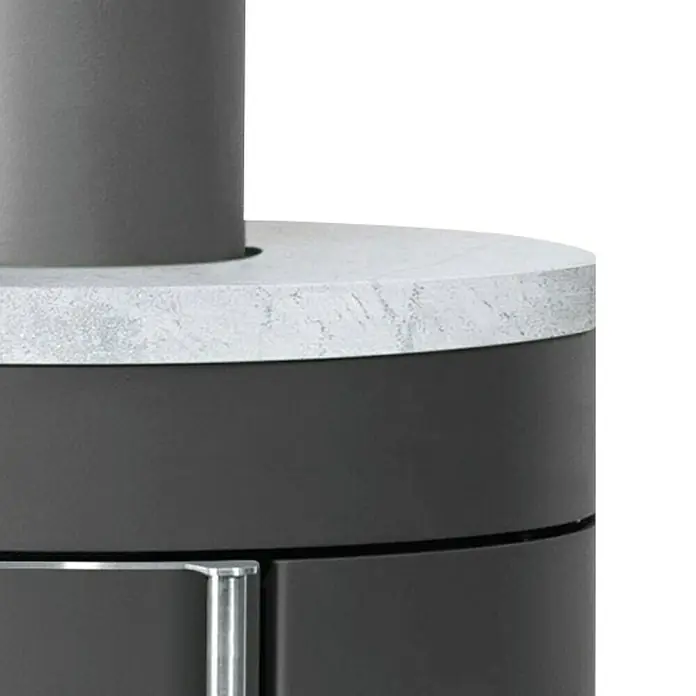 Justus Kaminofen Mino Trios 2.0 - 5,5 kW, Raumheizvermögen: 88 m³, Farbe Verkleidung: Speckstein, Schwarz - Nahaufnahme eines modernen Kaminofens mit runder Marmorplatte und grauer Verkleidung.