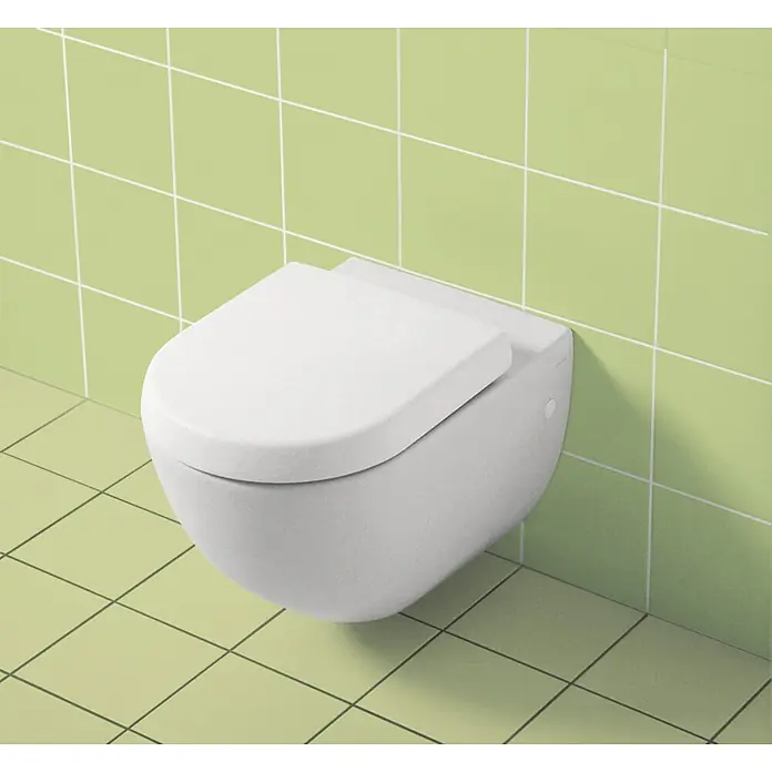 Villeroy & Boch Subway WC-Sitz - Duroplast, Weiß, Ohne Absenkautomatik, Abnehmbar - Eine moderne, wandhängende Toilette in einem Badezimmer mit grünen Fliesen. Das schlichte Design und die Farbgebung machen sie zum Blickfang.