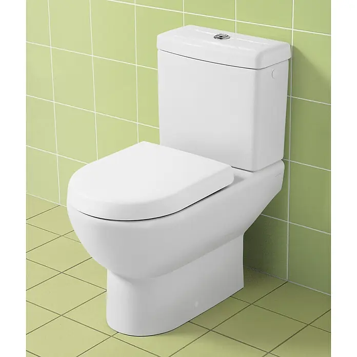 Villeroy & Boch Subway WC-Sitz - Duroplast, Weiß, Ohne Absenkautomatik, Abnehmbar - Ein modernes, weißes Stand-WC mit Spülkasten vor einer grünen, gekachelten Wand. Das WC ist sauber und funktional gestaltet.