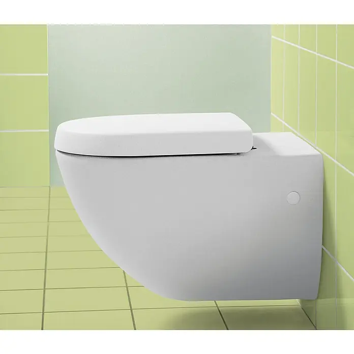 Villeroy & Boch Subway WC-Sitz - Duroplast, Weiß, Ohne Absenkautomatik, Abnehmbar - Nahaufnahme einer wandhängenden Toilette in einem Badezimmer mit grünen Fliesen. Die Toilette ist weiß und hat einen abgerundeten Deckel.