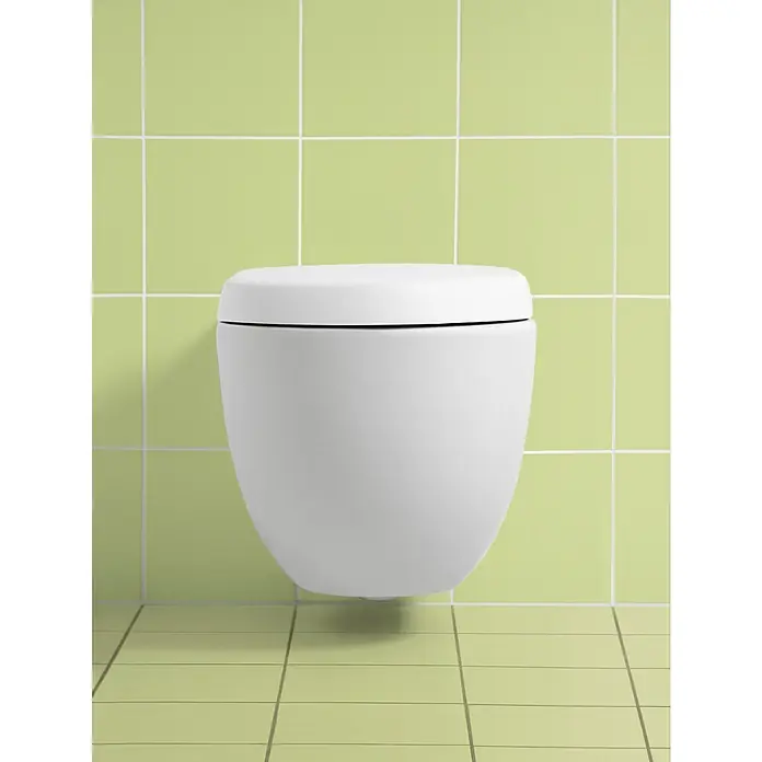Villeroy & Boch Subway WC-Sitz - Duroplast, Weiß, Ohne Absenkautomatik, Abnehmbar - Nahaufnahme einer wandhängenden Toilette vor hellgrünen Fliesen, die das moderne und minimalistische Design hervorhebt.