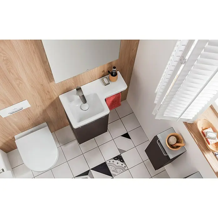 Villeroy & Boch Subway 2.0 WC-Sitz Compact - Duroplast, Weiß, Mit Absenkautomatik - Das Badezimmer verfügt über ein modernes Waschbecken mit Unterschrank, eine Toilette und dekorative Elemente für ein stilvolles Ambiente.