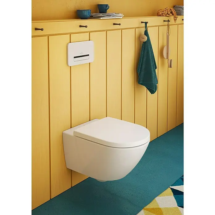 Villeroy & Boch Subway 3.0 WC-Sitz - Duroplast, Weiß Alpin, Ohne Absenkautomatik - Weißes wandhängendes Keramik-WC in einem Badezimmer mit gelben Paneelwänden.
