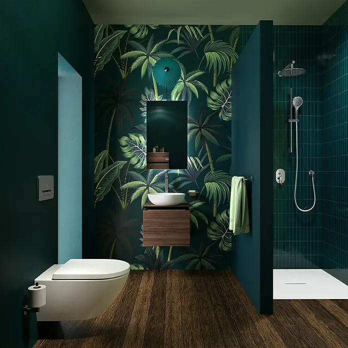 Villeroy & Boch Subway 3.0 WC-Sitz - Duroplast, Stone White, Ohne Absenkautomatik - Ein modernes Badezimmer mit wandhängender Toilette, Waschtisch aus dunklem Holz mit weißem Becken und gefliestem Duschbereich vor tropischer Tapete.