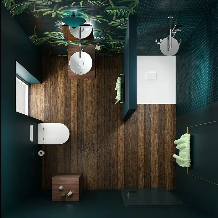 Villeroy & Boch Subway 3.0 WC-Sitz - Duroplast, Stone White, Ohne Absenkautomatik - Draufsicht eines modernen Badezimmers mit dunklem Holzfußboden, tiefblauen Wänden und tropischer Blätterdecke. Weiße Waschbecken, Toilette und Dusche.